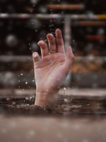 شابة تغرق وتستغيث