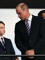 الأمير ويليام والأمير جورج في الملعب الأولمبي في برلين (Prince William and Prince George at the Olympiastadion in Berlin). مصدر الصورة: INA FASSBENDER / AFP
