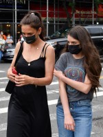 كاتي هولمز وابنتها سوري في مدينة نيويورك (Katie Holmes and daughter Suri in New York City). مصدر الصورة: Angela Weiss / AFP