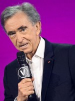 برنارد أرنو في باريس (Bernard Arnault in Paris). مصدر الصورة: JULIEN DE ROSA / AFP