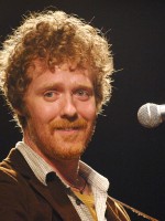 الممثل والموسيقي الأيرلندي جلين هانسارد (Glen Hansard)- Photo by Brad Barket / Getty Images North America / Getty Images via AFP