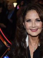 النجمة الأمريكية ليندا كارتر (Lynda Carter)، صاحبة شخصية "المرأة الخارقة" - Photo by ETHAN MILLER / GETTY IMAGES NORTH AMERICA / GETTY IMAGES VIA AFP