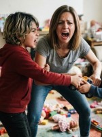 صورة عائلة يتشاجر أطفالها