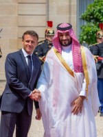 الرئيس الفرنسي إيمانويل ماكرون مستقبلاً ولي العهد السعودي الأمير محمد بن سلمان في قصر الإليزيه في باريس بتاريخ 16 يونيو 2023 - واس