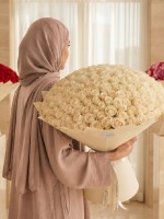 زهور لتكريم النساء الاستثنائيات في حياتك في مناسبة يوم المرأة الإماراتية