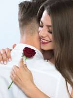 زوج أهدى لزوجته زهرة حمراء وهي تحتضنه بمحبة