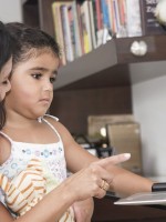 صورة أم تكسب طفلتها مهارات جديدة
