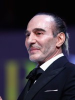 جون غاليانو في لندن، إنجلترا (John Galliano in London, England). مصدر الصورة: Tristan Fewings/BFC/Getty Images for BFC