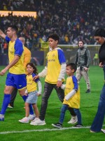 كريستيانو رونالدو مع عائلته في استاد مرسول بارك بالرياض، المملكة العربية السعودية (Cristiano Ronaldo with his family at Mrsool Park Stadium in Riyadh, Saudi Arabia). مصدر الصورة: Khalid Alhaj/MB Media/Getty Images