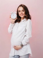 صورة تعبّر عن حامل تنتظر موعد ولادتها