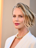 تشارليز ثيرون في نيويورك Charlize Theron attends "The Odyssey" premiere at the AMC Lincoln Square in New York- مصدر الصورة  ANGELA WEISS / AFP