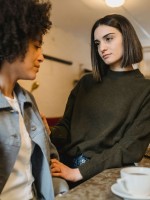 فتاة تشعر بالضيق بسبب سخرية صديقتها منها