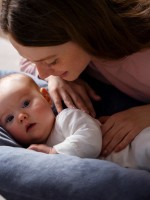 صورة لأم تتواصل مع رضيعها