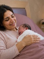صورة لأم مع مولودها بعد الولادة مباشرة
