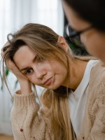 شابة تواسي صديقتها بكلمات طيبات تهدهد أحزانها وتربت على آلامها