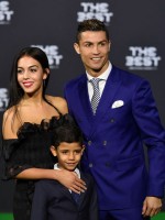 كريستيانو رونالدو مع جورجينا رودريغيز وابنه كريستيانو رونالدو جونيور في زيورخ (Cristiano Ronaldo with Georgina Rodriguez and his son Cristiano Ronaldo Jr in Zurich). مصدر الصورة: MICHAEL BUHOLZER / AFP