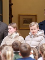 الأمير ألبرت الثاني، والأميرة غابرييلا، والأمير جاك، والأميرة شارلين في موناكو ( Prince Albert II, Princess Gabriella, Prince Jacques and Princess Charlene in Monaco). مصدر الصورة: Pascal Le Segretain/SC Pool - Corbis/Getty Images