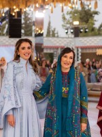 الملكة رانيا العبدالله تتوسط والدة الأميرة رجوة الحسين، الأميرة إيمان والأميرة سلمى. مصدر الصورة: Office of Her Majesty Queen Rania Al Abdullah / AFP
