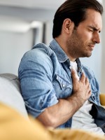 الأزمة القلبية قد تبدأ بألم في الصدر - المصدر freepik