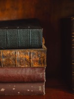 مجموعة من الكتب في مكتبة