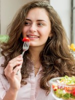صورة لحامل في شهورها الأولى تهتم بصحتها