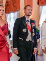 الأميرة إنغريد ألكسندرا والملك هاكون والملكة ميت ماريت في القصر الملكي في أوسلو (Princess Ingrid Alexandra, King Haakon and Queen Mette-Marit at the Royal Palace in Oslo). مصدر الصورة: Stian Lysberg Solum / various sources / AFP