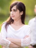 زوجة تتحدث مع زوجها وهما يحتسيان فنجاناً من الشاي   