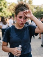 صورة لمراهقة تعاني من هبات الساخنة