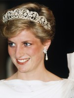 الأميرة ديانا، أميرة ويلز، Diana, Princess of Wales ترتدي فستانًا أبيض من تصميم ديفيد وإليزابيث إيمانويل، وتضع تاج سبنسر، خلال حضورها مأدبة رسمية في 16 نوفمبر 1986 في البحرين. مصدر الصورة: Anwar Hussein/WireImage)