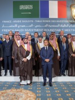 ولي العهد الأمير محمد بن سلمان آل سعود والرئيس الفرنسي إيمانويل ماكرون في اجتماع الطاولة المستديرة الفرنسي-السعودي للاستثمار