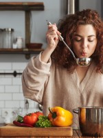 شوربة العظام المنزلية لدعم الكولاجين