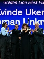 مي الطوخي تتسلم جائزة الأسد الذهبي في مهرجان فينيسيا السينمائي 2026. مصدر الصورة: Stefano RELLANDINI / AFP