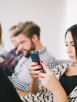 أسباب تجعلك تشعرين أن الجميع يعيشون حياة أفضل منك على مواقع التواصل - مصدر الصورة:Magnific