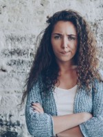 شابة تشعر بالقلق - مصدر الصورة: pexels 