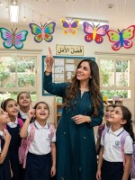 صورة نشاط فني ممتع للبنات في المدرسة