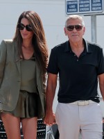 جورج كلونى وأمل كلونى لحظة الوصول لمدينة البندقية- (Photo by Jacopo Raule/FilmMagic)
