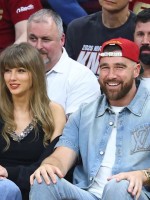 تايلور سويفت وترافيس كيلسي في روكيت أرينا في كليفلاند، أوهايو (Taylor Swift and Travis Kielce at Rocket Arena in Cleveland, Ohio). مصدر الصورة: Copyright 2026 NBAE David L. Nemec/NBAE via Getty Images/AFP