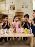 صورة أطفال أمام حيوانات المزرعة