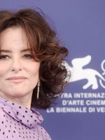 الممثلة باركر بوزي في جلسة تصوير فيلم "Wild Horse Nine" بمهرجان البندقية السينمائي عام 2026 (Parker Posey at the "Wild Horse Nine" photocall, Venice, 2026). مصدر الصورة: Alessandra Benedetti - Corbis / Getty Images
