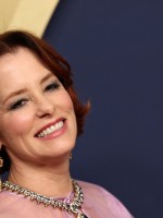 باركر بوزي Parker Posey في حفل Emmy Awards في لوس أنجلوس 2025 - مصدر الصورة Patrick T. Fallon / AFP) / RESTRICTED TO EDITORIAL USE