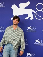 لويس غاريل Louis Garrel في مهرجان فينيسيا السينمائي 2026. مصدر الصورة: Stefano Rellandini / AFP