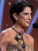 كارمن بصيبص تحمل جائزتها في حفل الموريكس دور 2026. مصدر الصورة من صفحة الموركس دور الرسمية على إنستغرام