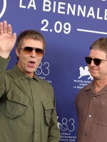 ليام غالاغر (Liam Gallagher) ونويل غالاغر (Noel Gallagher) في جلسة تصوير فيلم "Oasis: Don't Look Back in Anger" بمهرجان البندقية السينمائي عام 2026. مصدر الصورة: Elisabetta A. Villa / Getty Images