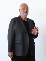 لوك بيسون (Luc Besson) في جلسة تصوير فيلم "Father Joe" بمهرجان البندقية السينمائي عام 2026. مصدر الصورة: Daniele Venturelli / WireImage