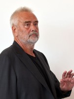 لوك بيسون (Luc Besson) في جلسة تصوير فيلم "Father Joe" بمهرجان البندقية السينمائي عام 2026. مصدر الصورة: Elisabetta A. Villa / Getty Images