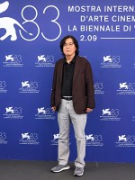 لي تشانغ دونغ (Lee Chang-dong) في جلسة تصوير فيلم "Ga-neung-han Sa-rang (Possible Love)" بمهرجان البندقية السينمائي عام 2026. مصدر الصورة: Kate Green / Getty Images