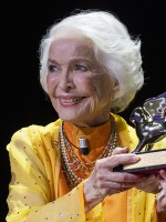 إلين بورستين (Ellen Burstyn) تتسلم جائزة الأسد الذهبي للإنجاز مدى الحياة بمهرجان البندقية السينمائي عام 2026 - مصدر الصورة: Primo Barol / Anadolu via Getty Images