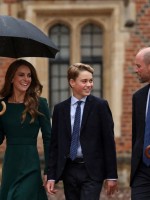 كاثرين (كيت ميدلتون) والأمير ويليام مع ابنهما الأمير جورج في كلية إيتون (Catherine, Prince William with their son Prince George at Eton College). مصدر الصورة: Adrian DENNIS / POOL / AFP