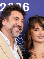 خافيير بارديم (Javier Bardem) وبينيلوبي كروز (Penélope Cruz) في جلسة تصوير فيلم "Bunker" بمهرجان البندقية السينمائي عام 2026. مصدر الصورة: Daniele Venturelli / WireImage
