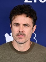 كيسي أفليك (Casey Affleck) في جلسة تصوير فيلم "Company" بمهرجان البندقية السينمائي عام 2026. مصدر الصورة: Michael Buckner / Variety via Getty Images